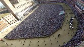Palio di Siena pertama kali diadakan pada 1950 dalam bentuk adu banteng. Namun baru pada 1633 Palio di Siena versi modern diadakan dalam bentuk pacuan kuda. (REUTERS/Stefano Rellandini)