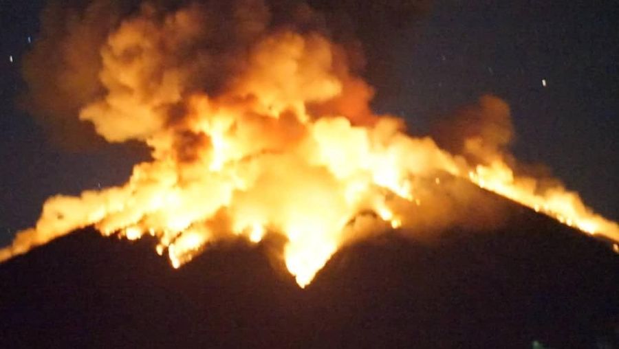 Erupsi Gunung Agung membuat penerbangan terganggu.