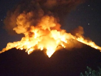 Mount Agung volcano erupts in Bali, Indonesia, July 2, 2018 photo obtained from social media. MANDATORY CREDIT. @ MDSUANTARA/via REUTERS THIS IMAGE HAS BEEN SUPPLIED BY A THIRD PARTY. NO RESALES. NO ARCHIVES MANDATORY CREDIT.