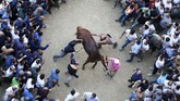 Perayaan massal Palio terbesar terakhir kali yang diadakan masyarakat Siena adalah pada 2000 untuk merayakan masuknya kota itu ke abad baru. (REUTERS/Stefano Rellandini)