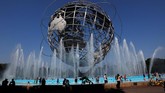 Taman di Unisphere, Queens, New York, AS, juga dipadati pengunjung yang bersantai dekat kolam. (REUTERS/Shannon Stapleton)
