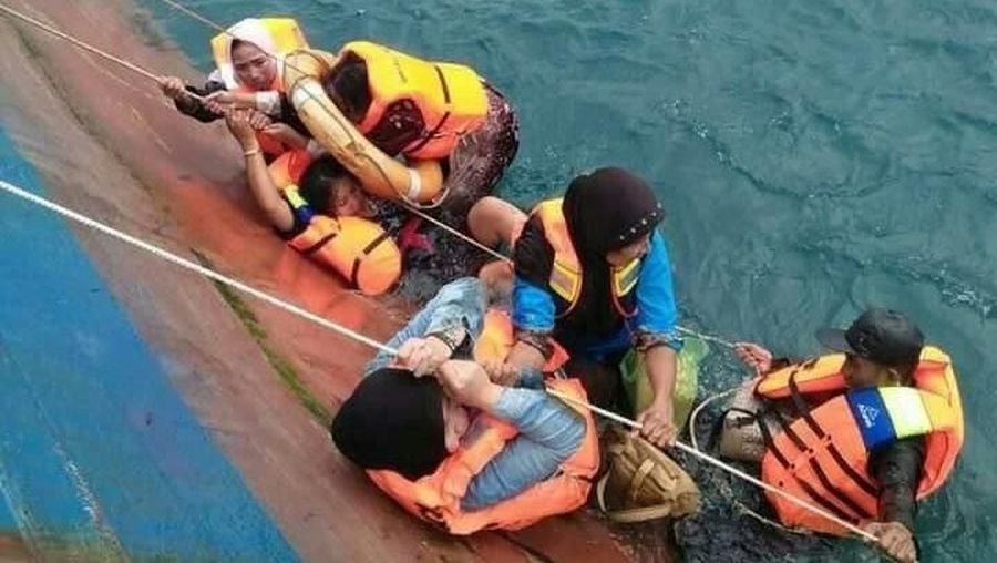 Penumpang tersebut saat ini sedang dalam proses evakuasi oleh kapal-kapal nelayan dan Basarnas.