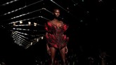 Dalam pertunjukan ini, Herpen menghadirkan 17 tampilan dari koleksi Fall/Winter 2019. Di koleksi ini, Herpen menggunakan teknik penggabungan antara biologi dan teknologi.REUTERS/Gonzalo Fuentes