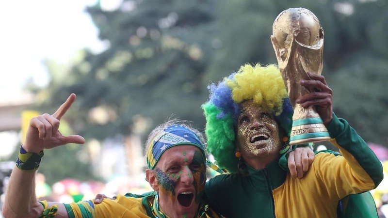 Mereka mengenakan atribut unik demi memberi semangat Brasil dalam memenangkan pertandingan yang sedang berlangsung