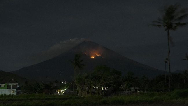 Gunung Agung Erupsi Lagi, Dua Kabupaten di Bali Hujan Abu