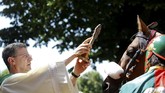 Palio di Siena merupakan tradisi pacuan kuda yang berlangsung di kota Siena, Italia, yang telah dimulai sejak ratusan tahun lalu. (REUTERS/Stefano Rellandini)