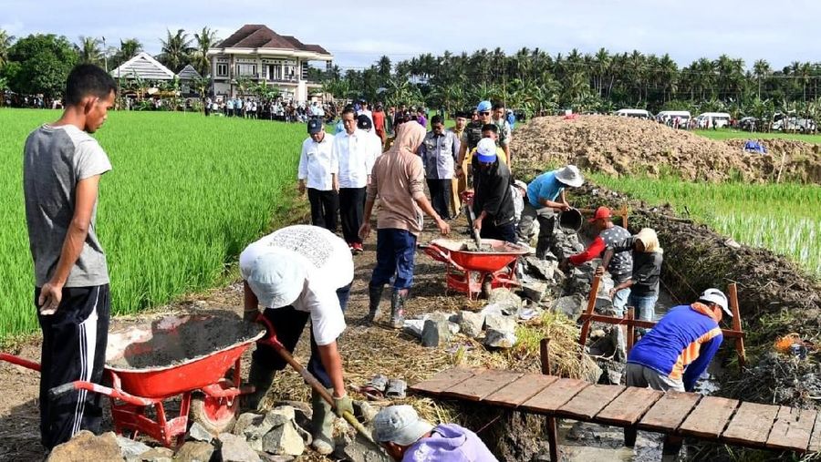 Program Padat Karya Tunai (PKT) Kementerian Pekerjaan Umum dan Perumahan Rakyat (PUPR) tahun 2018 terus bergulir di seluruh Indonesia termasuk di Provinsi Sulawesi Selatan (Sulsel). Program ini bertujuan untuk membangun dan memperbaiki infrastruktur di desa yang pengerjaannya dilakukan oleh petani atau penduduk setempat dengan diberikan upah sehingga menambah penghasilan petani atau penduduk desa. (Biro Komunikasi Publik Kementerian PUPR)