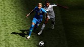 Pada laga kedua lawan Kosta Rika, rambut Neymar berubah. Potongan rambut pirang namun lebih pendek dibandingkan sebelumnya menghias kepala Neymar. (REUTERS/Lee Smith)