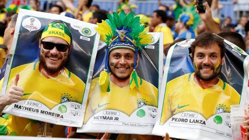 Mereka mengenakan atribut unik demi memberi semangat Brasil dalam memenangkan pertandingan yang sedang berlangsung