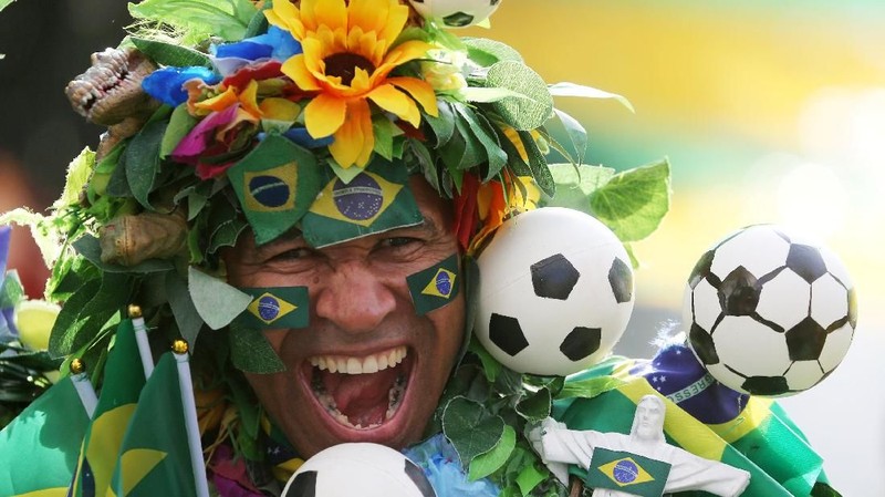 Mereka mengenakan atribut unik demi memberi semangat Brasil dalam memenangkan pertandingan yang sedang berlangsung