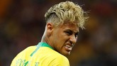 Rambut Neymar diejek banyak orang, termasuk oleh legenda Manchester United, Eric Cantona yang menumpahkan mi ke rambutnya demi menyerupai Neymar. (REUTERS/Damir Sagolj)