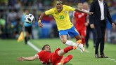 Gaya rambut Neymar di laga lawan Kosta Rika berlanjut pada laga lawan Serbia. (REUTERS/Carl Recine)