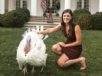 Ini Asisten Cantik Donald Trump yang Bergaji Rp 1,8 M/Tahun