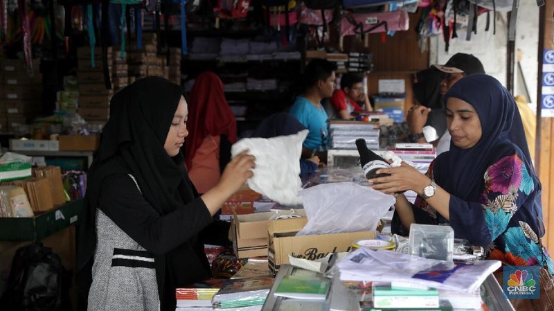 Memasuki tahun ajaran baru 2018/2019, sebagian orang tua murid mulai sibuk membeli perlengkapan sekolah untuk anak mereka.