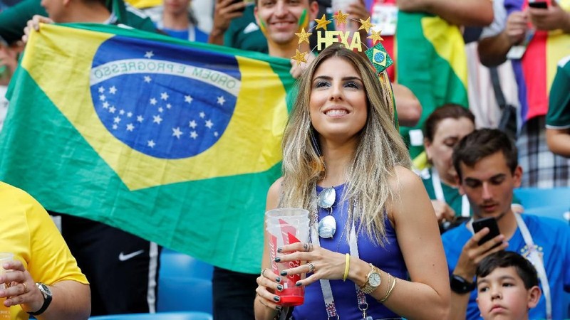Mereka mengenakan atribut unik demi memberi semangat Brasil dalam memenangkan pertandingan yang sedang berlangsung