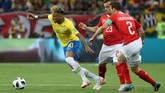 Penampilan Neymar di laga pertama melawan Swiss mengundang perhatian. Selain kemampuan teknis di lapangan, rambut Neymar juga jadi bahan pembicaraan. (REUTERS/Marko Djurica)