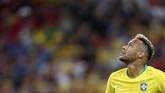 Neymar mencetak satu assist pada laga lawan Serbia yang berujung pada gol Thiago Silva. (REUTERS/Carl Recine)