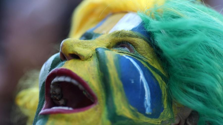 Mereka mengenakan atribut unik demi memberi semangat Brasil dalam memenangkan pertandingan yang sedang berlangsung