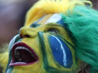 Dandanan Unik Fans Brasil Saat Rayakan Kemenangan Neymar Cs