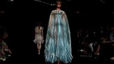 Pada peragaan koleksi anyar ini, Herpen memberikan inovasi baru pada busana Haute Couture dengan menyajikan sentuhan yang memperlambat pergerakan kain. REUTERS/Gonzalo Fuentes