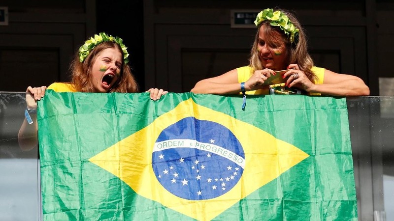 Mereka mengenakan atribut unik demi memberi semangat Brasil dalam memenangkan pertandingan yang sedang berlangsung