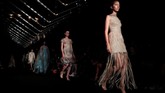Desainer Iris van Herpen memamerkan koleksi terbaru busana Haute Couture untuk Fall/Winter 2019. REUTERS/Gonzalo Fuentes