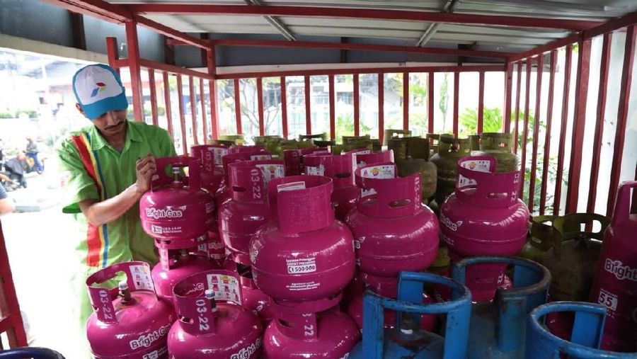 PT Pertamina (Persero) kembali memberikan pilihan varian baru produk LPG Bright Gas, untuk kemasan 3 kg. Produk LPG non subsidi berwarna pink fuschia tersebut, akan mulai dilakukan uji pasar secara terbuka di dua kota yakni Jakarta dan Surabaya, dengan total 5.000 tabung. (dok. Pertamina)