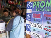 Jelang Tahun Ajaran Baru, Perlengkapan Sekolah Ramai Dibeli