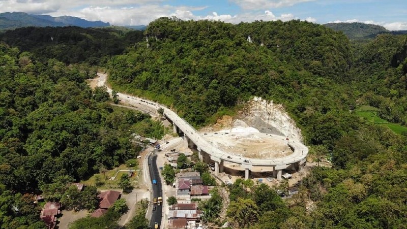 Dari total panjang 2,8 km, sepanjang 313 meter berupa konstruksi layang karena kawasan tersebut merupakan kawasan hutan lindung serta merupakan jalur wisata.