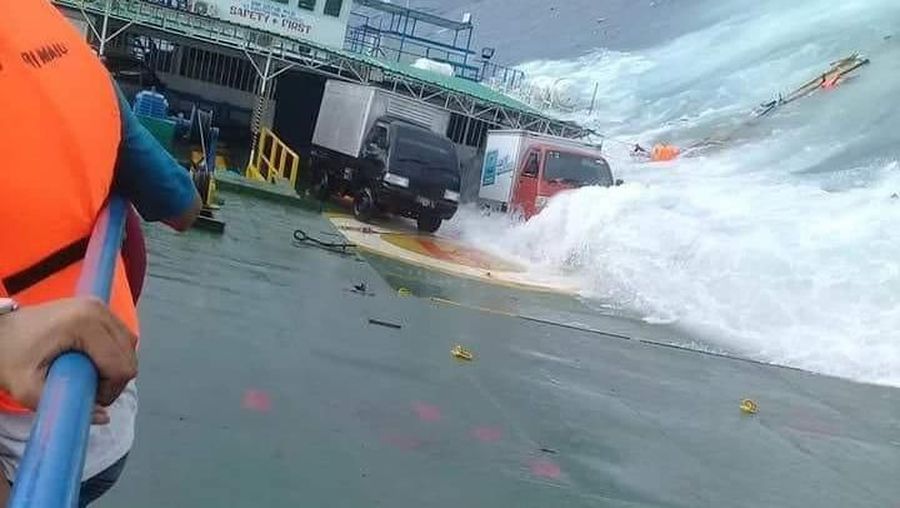 Para penumpang kapal KM Lestari Maju yang berjumlah 139 orang saat ini sedang dalam proses evakuasi oleh kapal-kapal nelayan