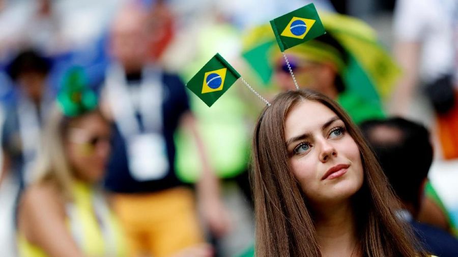 Mereka mengenakan atribut unik demi memberi semangat Brasil dalam memenangkan pertandingan yang sedang berlangsung