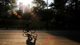 Walau hawa terasa lebih gerah, namun warga New York mengaku senang bisa berkegiatan lebih lama di musim panas tahun ini. (REUTERS/Eduardo Munoz)