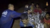 Ke-12 remaja dan pelatihnya juga mendapat perawatan medis darurat.