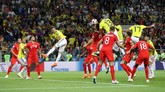 Penyelamatan Pickford membuahkan sepak pojok bagi Kolombia dan kemudian berujung gol Yerry Mina pada menit ke-90+3. Inggris pun gagal menang di waktu 90 menit pertandingan. (REUTERS/Carl Recine)
