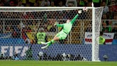 Kiper timnas Inggris Jordan Pickford melakukan penyelamatan gemilang dengan menepis tendangan Mateus Uribe di pengujung babak kedua. (REUTERS/John Sibley)