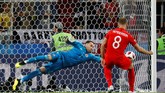Saat adu penalti Inggris sempat berada dalam tekanan ketika eksekusi Jordan Henderson ditepis kiper Kolombia David Ospina. (REUTERS/Kai Pfaffenbach)