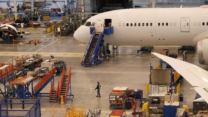 boeing 787 dreamliner A worker walks through the Final Assembly Area at Boeing South Carolina in North Charleston, South Carolina, United States March 25, 2018. REUTERS/Randall Hill
Dreamliner 787-10 merupakan seri terbaru dari keluarga Dreamliner. (REUTERS/Randall Hill)