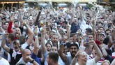 Pecahnya kutukan membuat fans timnas Inggris bergembira, ada pria setengah baya berteriak senang sambil merobek bajuya dan wanita-wanita menari merayakan kemenangan Inggris di Flat Iron Square, London. (REUTERS/Simon Dawson)