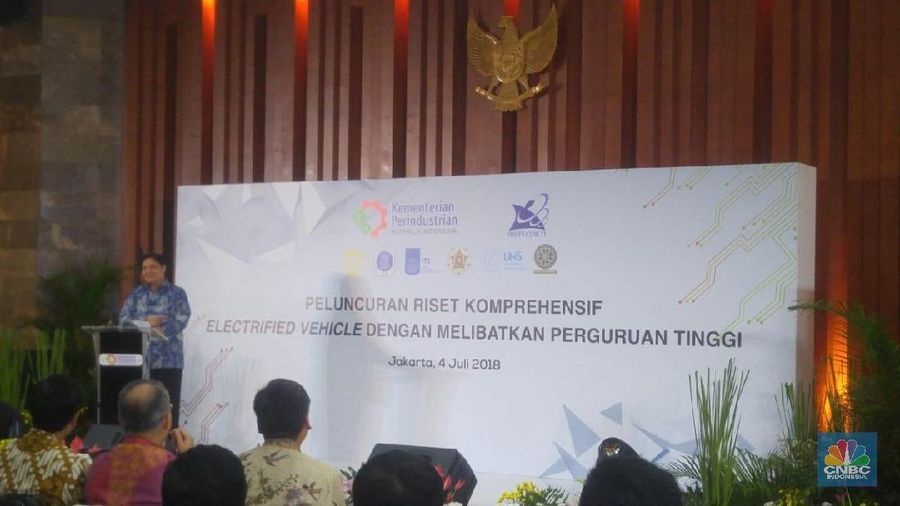 Toyota menghibahkan 12 mobil untuk pengembangan mobil listrik.