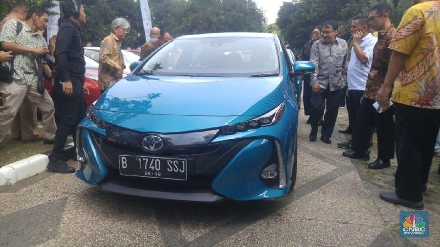 Untuk kebut mobil listrik, perlu impor dulu karena mobilnya belum siap?