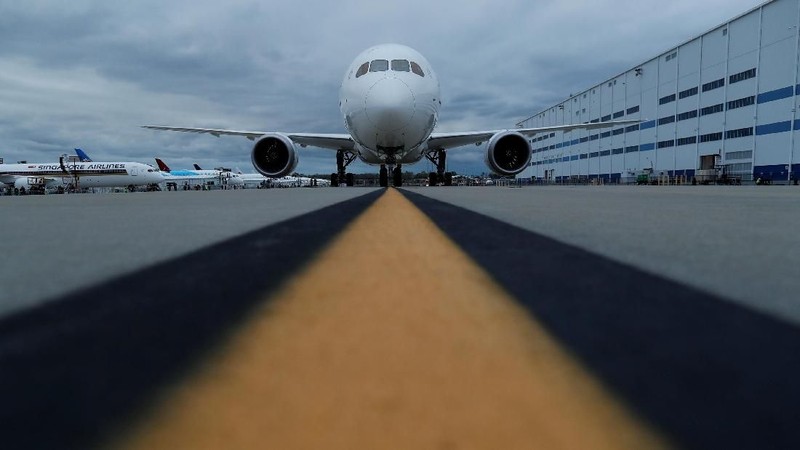 Dreamliner 787-10 mendarat pertama kali di Indonesia.
