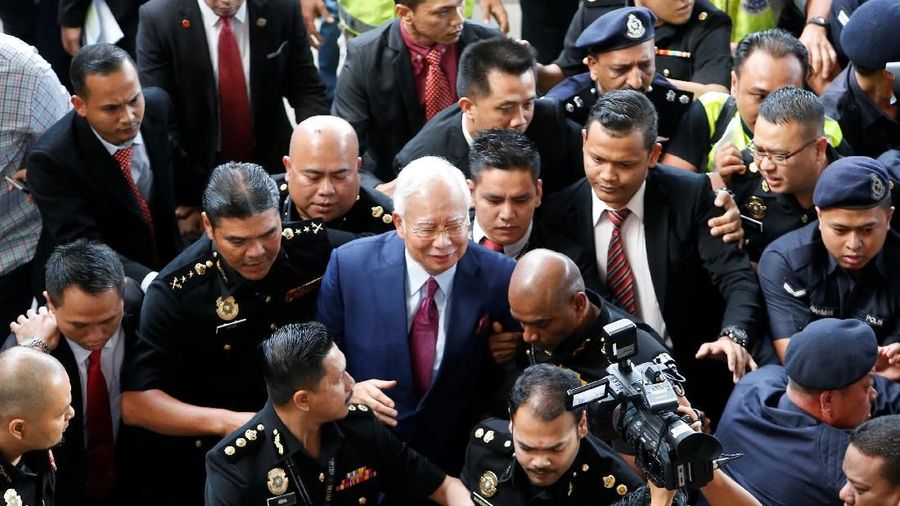 Dengan mengenakan setelah berwarna biru tua dan dasi merah, Najib membantah melakukan kesalahan apapun sejak kabar tentang skandal ini muncul.