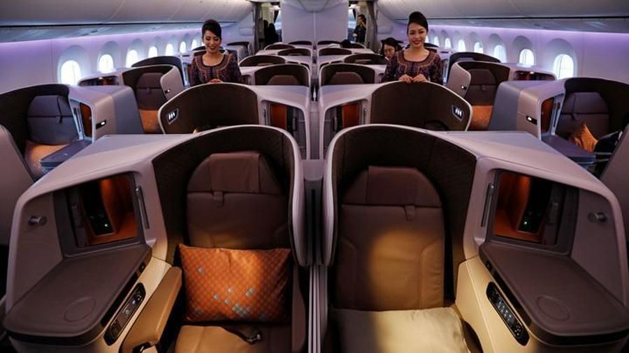 Dua pramugari berpose di kabin kelas bisnis pesawat Singapore Airlines Boeing 787-10 Dreamliner di Bandara Changi, Singapura, Rabu 28 Maret 2018. REUTERS Edgar Su