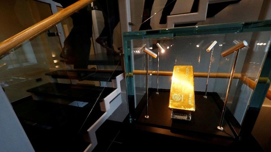 FILE PHOTO: A pure gold bar is seen in the ABLV bank head office in Riga, Latvia March 7, 2018. Picture taken March 7, 2018. REUTERS/Ints Kalnins/File Photo