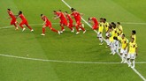Para pemain Inggris berlari beberapa saat setelah Eric Dier mengeksekusi penalti. Ini adalah kali pertama Inggris menang adu penalti di Piala Dunia dalam empat kesempatan. (REUTERS/Christian Hartmann)