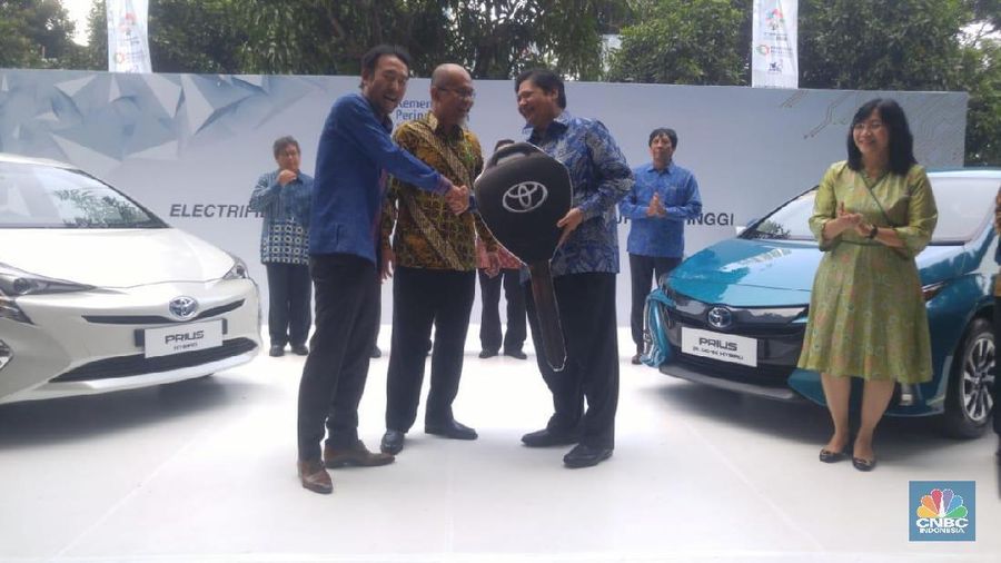 Jokowi ingin kebut mobil listrik tapi Pepres tak kunjung jadi. Kapan dan bagaimana roadmapnya? 