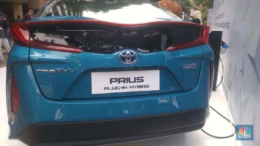 pemerintah bekerja sama dengan Toyota Motor menggandeng beberapa universitas untuk memulai riset pengembangan kendaraan listrik (electric vehicle/EV) di Indonesia.
Peluncuran kerja sama riset ini rencananya akan dilaksanakan Rabu (4/7/2018) di Kementerian Perindustrian. (CNBC Indonesia/Samuel Pablo)