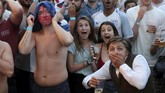 Fans yang keluar dari bar Flat Iron Square menyanyikan, “football’s coming home,” lagu di tahun 1996 dari band pop Inggris Lightning Seeds, yang diadopsi menjadi lagu untuk mendukung timnas Inggris. (REUTERS/Simon Dawson)