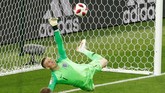Kiper Jordan Pickford kemudian memblok eksekusi penalti penyerang Kolombia Carlos Bacca yang membuat Inggris di atas angin untuk menang. (REUTERS/Christian Hartmann)