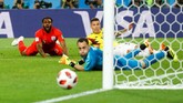 Salah satu peluang yang tercipta di babak tambahan adalah ketika tendangan diagonal Danny Rose hampir membawa Inggris unggul atas Kolombia. (REUTERS/Kai Pfaffenbach)